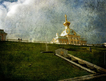 Ворона, фонтан и фигурки людей